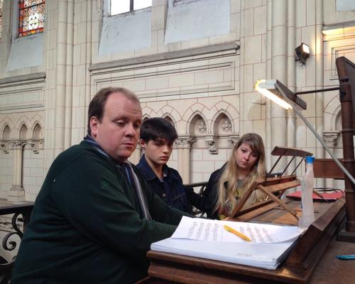 organiste de la basilique de Caudry avec les jeunes musiciens