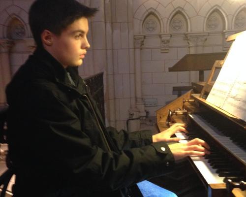 Loïc à l'orgue de la basilique