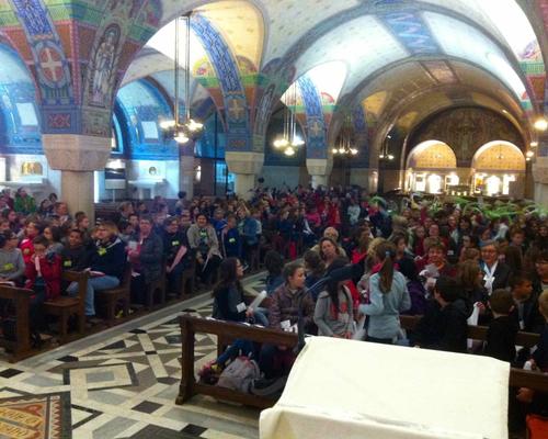 Célébration d'ouverture dans la crypte