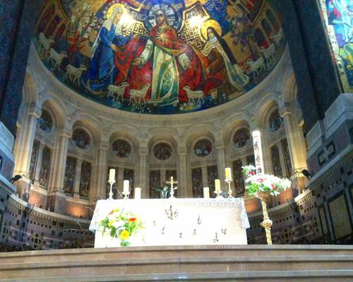 L'autel de la basilique est prêt pour la messe du mardi après-midi.