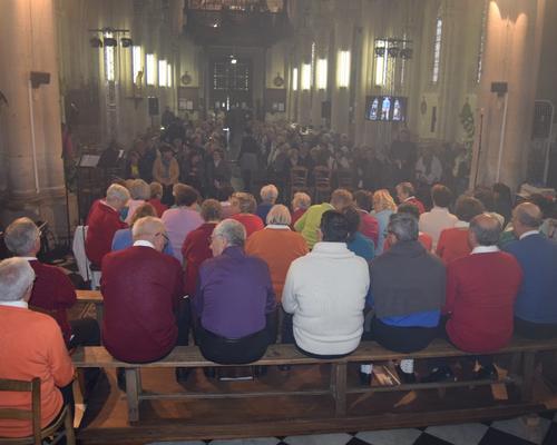 Le public arrive nombreux, même en avance. Mieux que pour la messe. il faudrait que chaque messe soit un concert ?