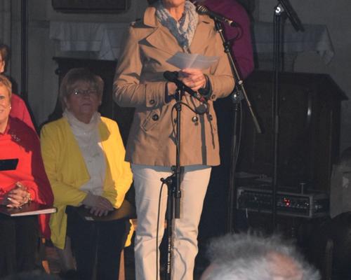 Hélène Ridon au nom de l'Equipe d'Animation de la Paroisse ouvre le concert ... musique maestro !