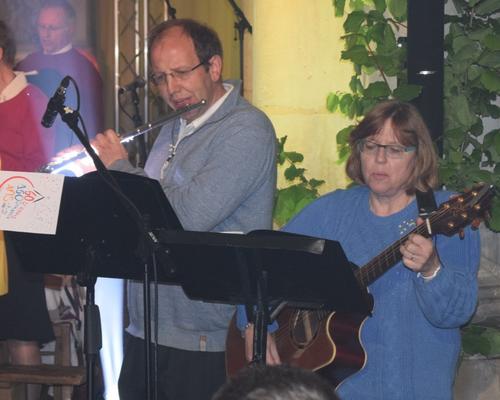 en musique ... Michèle à la Guitare et Jean votre humble serviteur à la flûte pour annoncer le Roi avec les instruments.