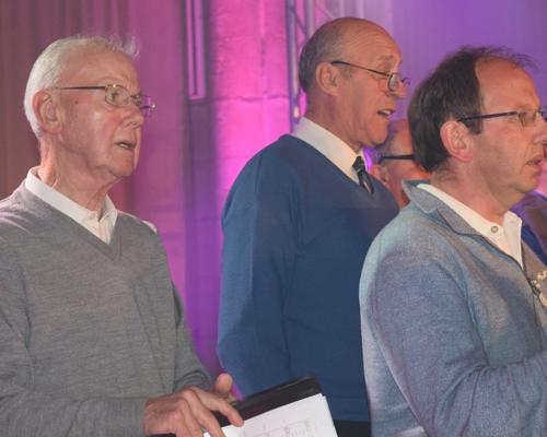 Les ténors ! Sans regarder la partoche !! 3 Jean dans la photo. Jean-Michel 60 ans de mariage avec Lulu et au moins autant à la chorale ; quelle fidélité ! Jean-François ; de St Michel ; jeune retraité mais pas du chant !