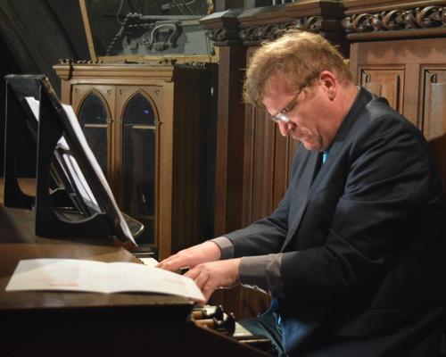 Notre aimable arrangeur et organiste Bernard : même pas assez de doigts et de pieds pour jouer ce que j'ai en tête.
