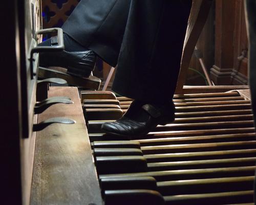 Synchroniser pieds et mains ; l'organiste : 1 orchestre à lui tout seul !