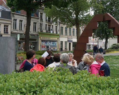 avant même d'arriver à St Géry ... des gens semblent en recherche ... que se passe t'il ?