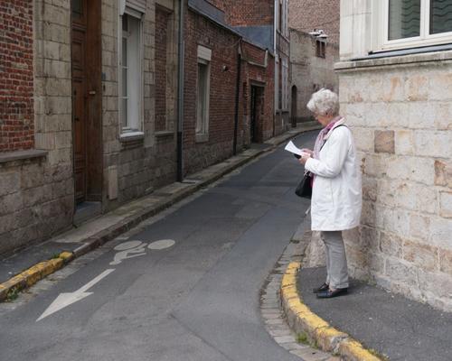 Au bout sur la gauche ... une grille ?