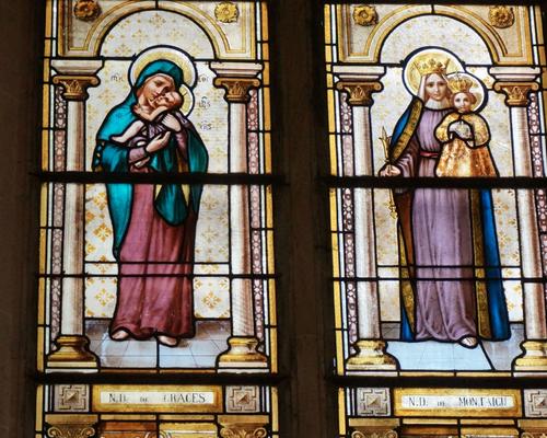Combien de Jésus couronné sur les vitraux ?
Vous comptez avec moi ?