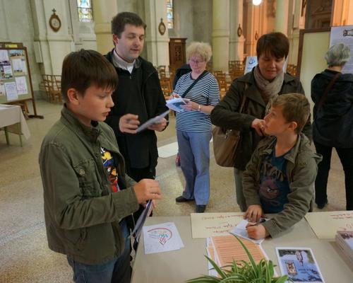 2 jeunes artistes ; futur prix de Rome ou bâtisseur (l'un d'eux en rêve !) et une maman qui redécouvre encore son église.
