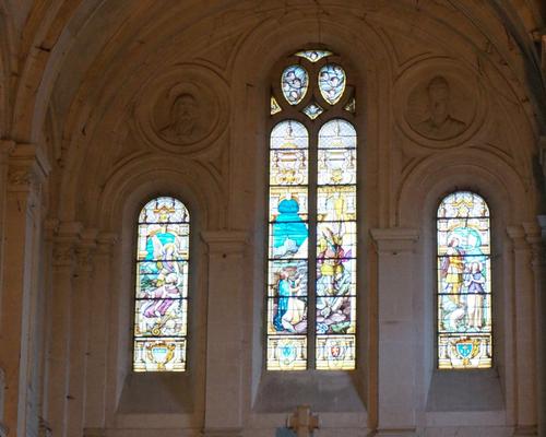 Léon IX, pape français, qui consacra la Chapelle d'origine ; dans le médaillon à droite !