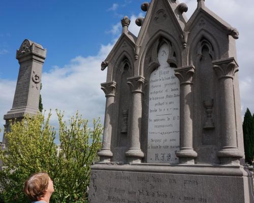 Dans le cimetière ; en A1C2 ; ce n'est pas un e bataille navale mais la tombe de l'abbé Pique à l'origine de la construction de la Basilique.