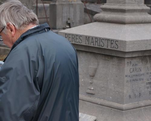 Les pères maristes ... et la chapelle vue précédemment ... l'un des derniers le Père Michel Desvignes ! Souvenirs ! Et ici le père Garin à l'écriture de Reine des cieux notamment.