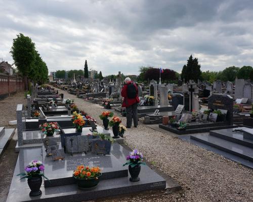 Par là gît le Roi des gitans ... dommage que la porte soit fermée à moins que l'on ne fasse le mur pour s'évader du cimetière. (cf le micro trottoir bientôt)