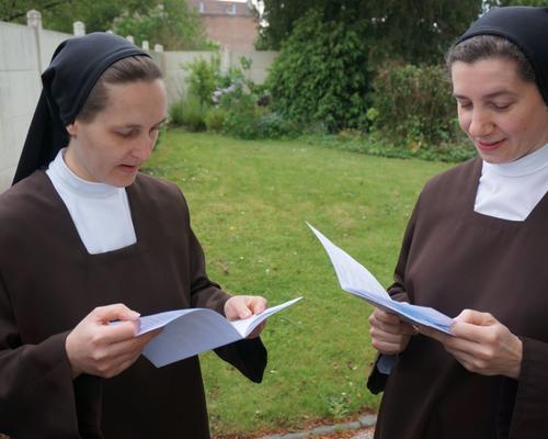 Sr Brume : "Et sur ton vélo ; là les fils qui se balladent ... c'est pour quoi ?"
Sr Marie Gabrielle : "12 pierres de l'Apocalypse, on l'a lu la semaine dernière !"
Sr Thérèse Marie : plus là mais elle revient vite et presque un accident de vélo !!! Oup