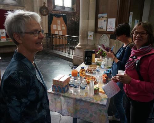Voilà Danielle qui accueille Sigried et Hélène ... presque 17h et c'est déjà la répétition de la messe... vite un café et nous chanterons "un corps à ta louange."