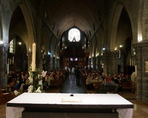 Attendre et contempler ; la messe va bientôt commencer, 12 piliers pour 12 apôtres