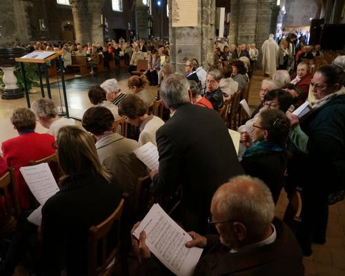 servir : Les prêtres rejoignent le fond de l'Eglise pour un nouveau concert ?