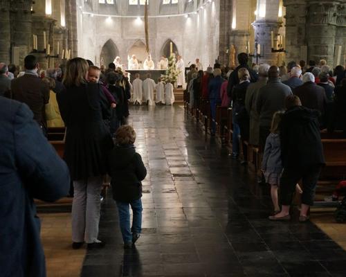 Au fond de l'église, la prière n'est pas moins intense. Quelle est belle, la prière des familles.