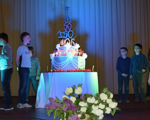les enfants autour du gâteau
