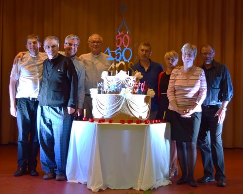 Prêtres et diacres de la paroisse réunis autour du gâteau
