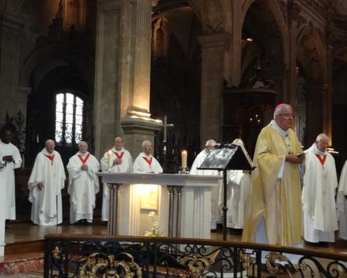 tournés vers Notre dame de Grâce pour le chant du Salve Regina