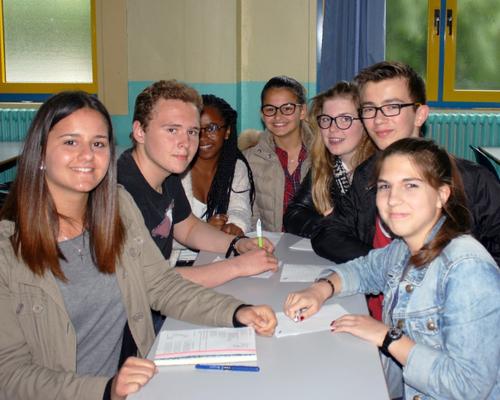 1505_Mgr rencontre les confirmands 22