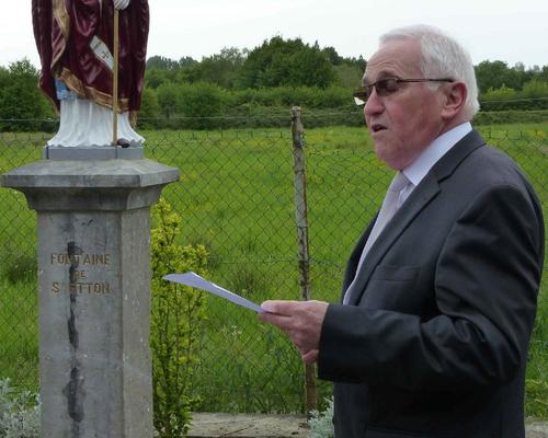 Monsieur le Maire de Dompierre remercie Laurent qui a bénévolement restauré la statue.