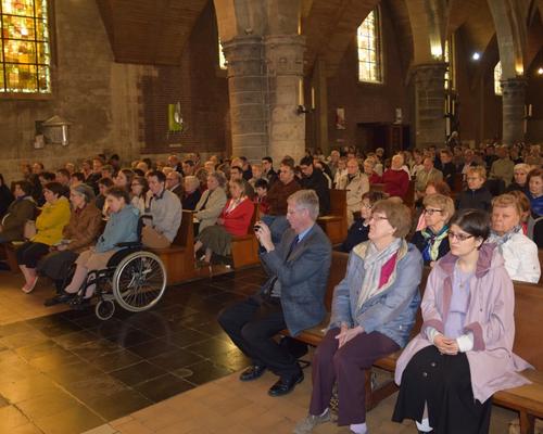 L'assemblée attentive aux paroles du Père Matthieu