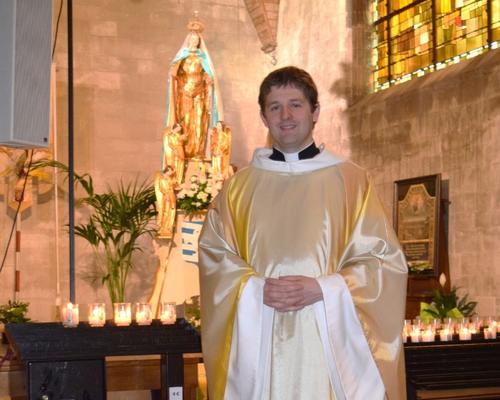 Père Matthieu aux côtés de Notre Dame du Saint Cordon