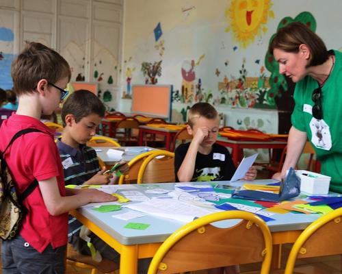 atelier cartes postales  FNOUS et jeunes de 7-10 ans (1)