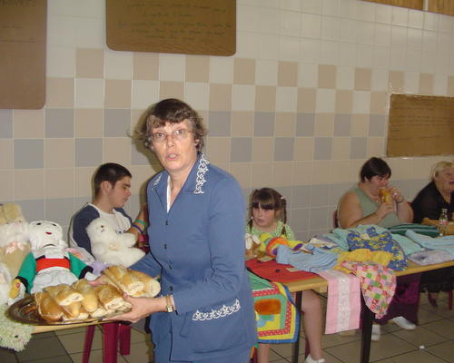 39 - serveuse en plein travail