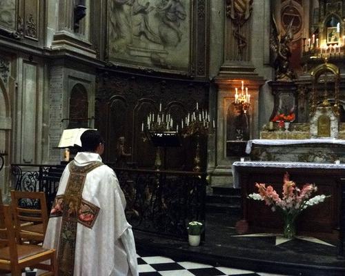 L'abbé Venceslas avant la célébration
