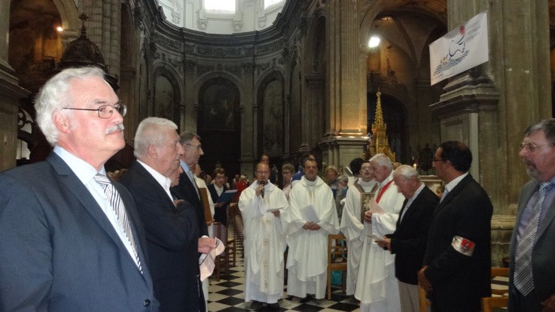 Prière et descente de l'icône en présence des gardes de Notre-Dame