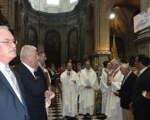 Prière et descente de l'icône en présence des gardes de Notre-Dame