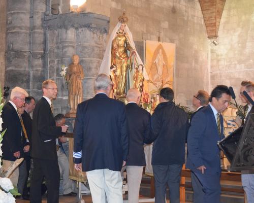 Les Royés se préparent à transporter Notre-Dame-du-Saint-Cordon