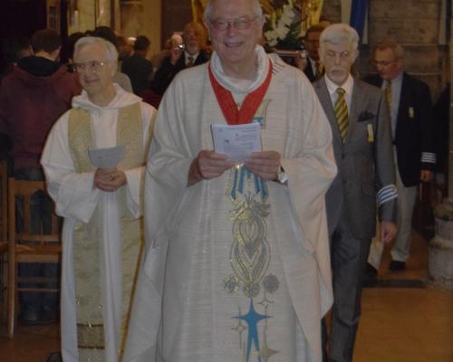 La procession commence
