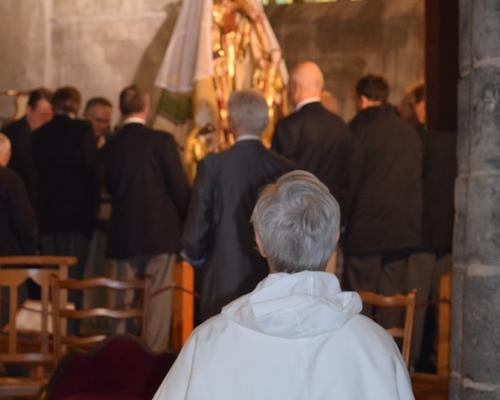 Père Christian-Marie Duc face à la mère de Jésus
