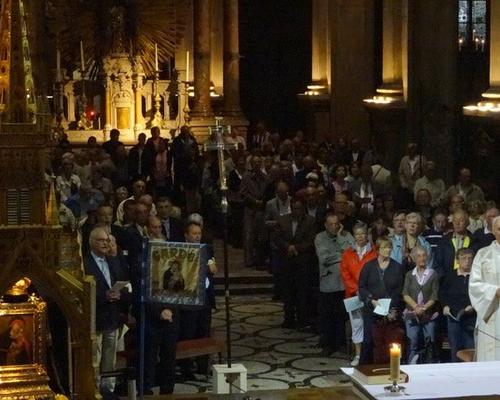 l'assemblée jusque derrière l'autel