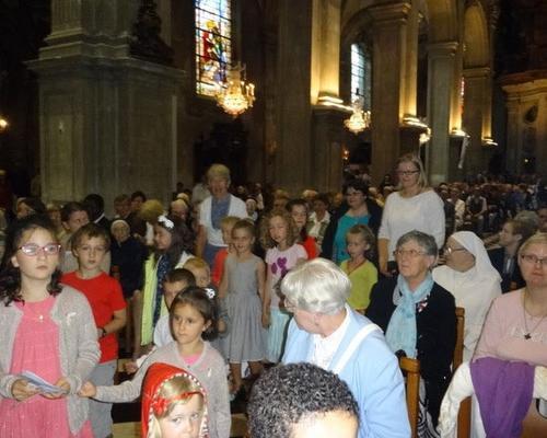 les enfants reviennent du partage d'éveil à la foi