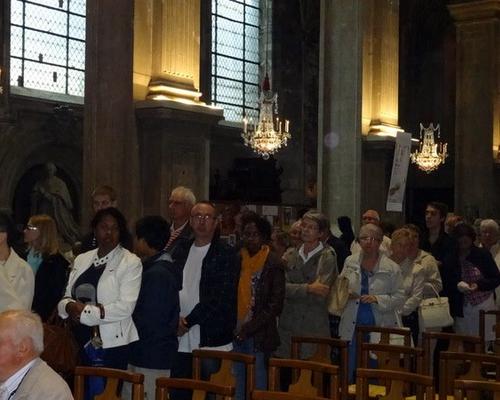 longue procession pour la vénération de l'icône