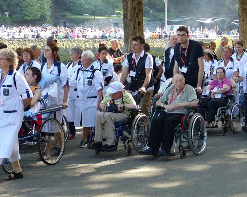 Lourdes2015_mercredi_proc-St-Sacrement (7) (Copier
