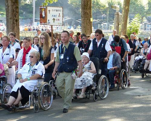 Lourdes2015_mercredi_proc-St-Sacrement (8) (Copier
