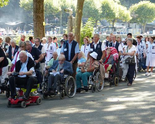 Lourdes2015_mercredi_proc-St-Sacrement (9) (Copier