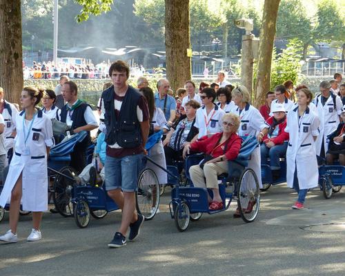 Lourdes2015_mercredi_proc-St-Sacrement (10) (Copie