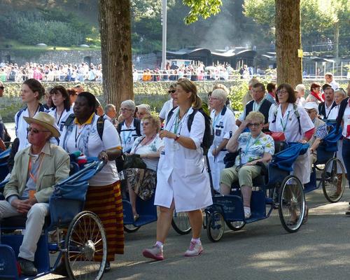 Lourdes2015_mercredi_proc-St-Sacrement (12) (Copie
