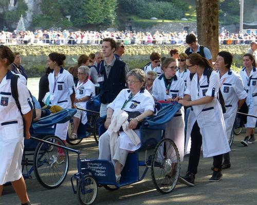 Lourdes2015_mercredi_proc-St-Sacrement (15) (Copie