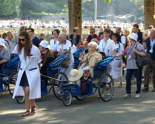 Lourdes2015_mercredi_proc-St-Sacrement (22) (Copie
