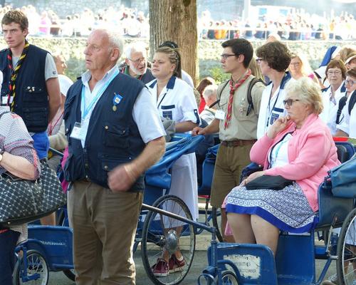 Lourdes2015_mercredi_proc-St-Sacrement (23) (Copie