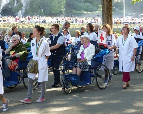 Lourdes2015_mercredi_proc-St-Sacrement (24) (Copie
